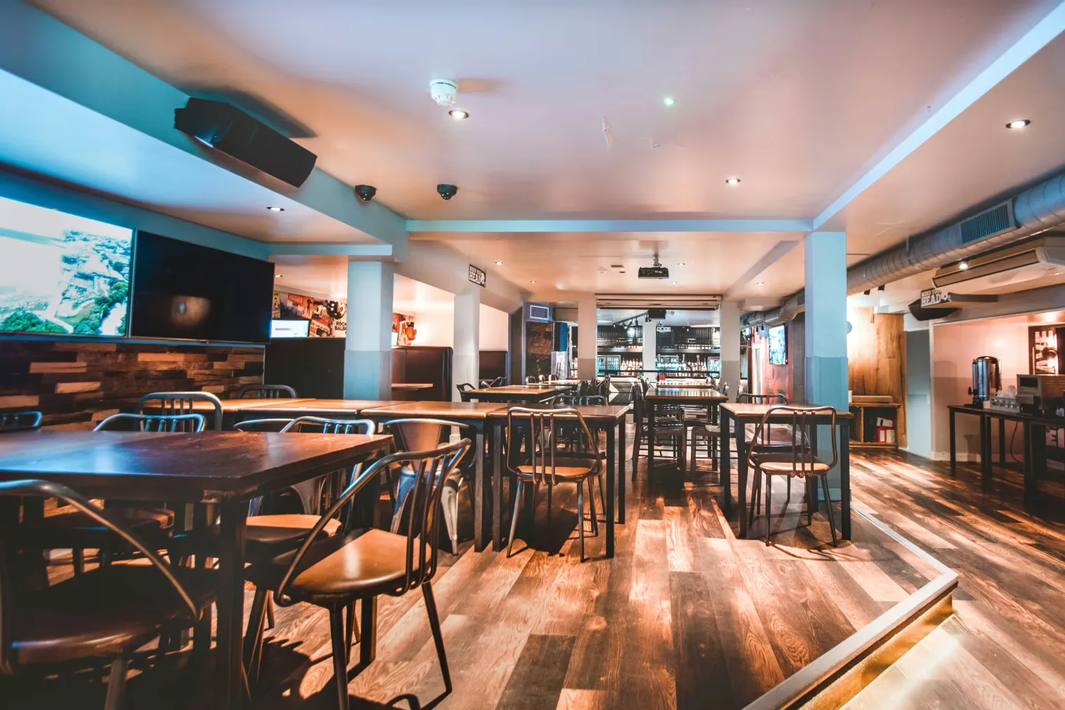 The Dugout at Belushi's & The Dugout London Bridge