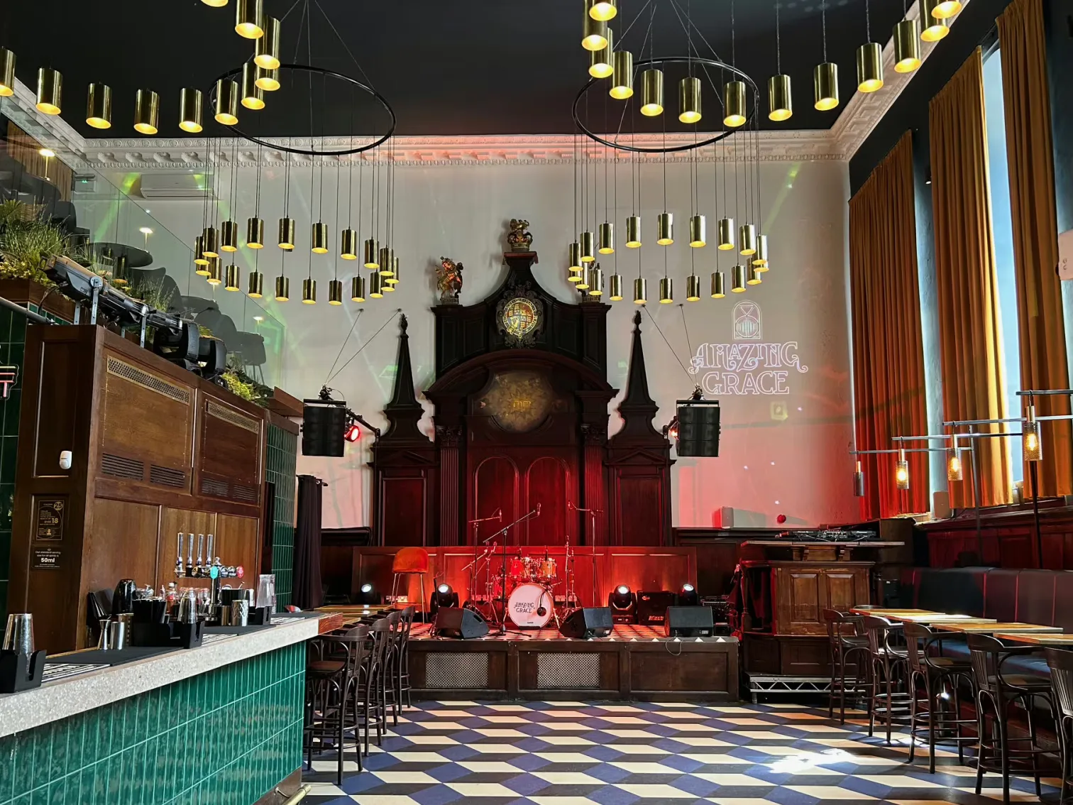 Interior of Amazing Grace London Bridge