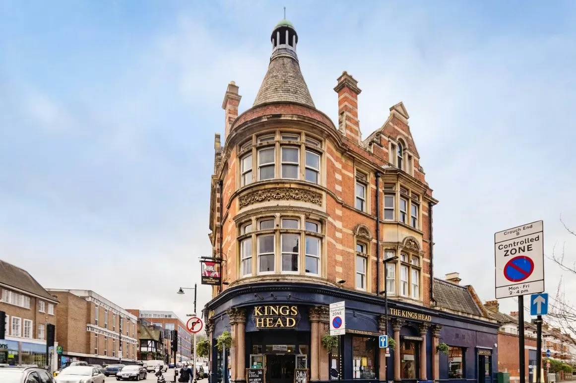 Interior of Kings Head Crouch End